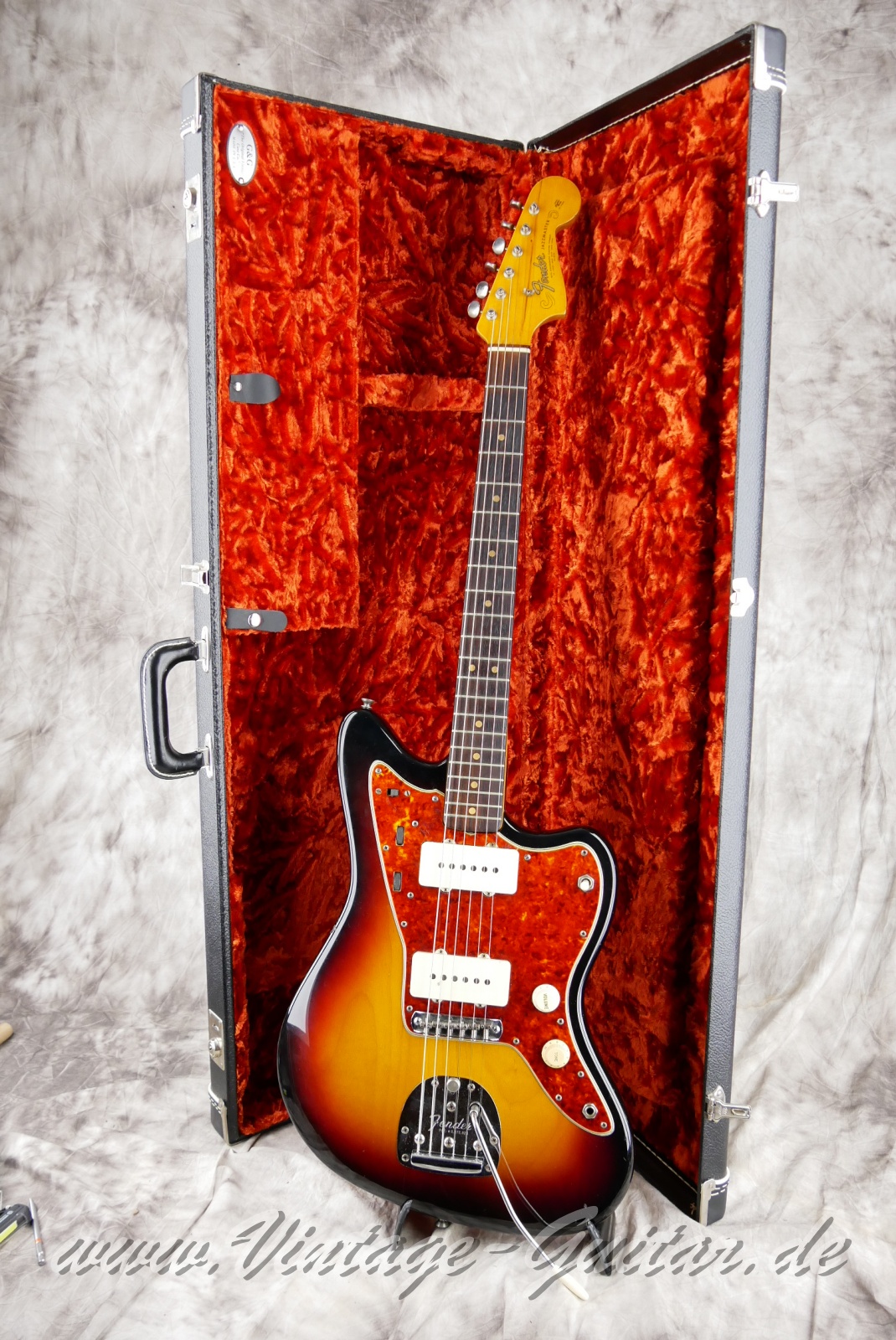 Fender_Jazzmaster_sunburst_refin_USA_1964-013.JPG