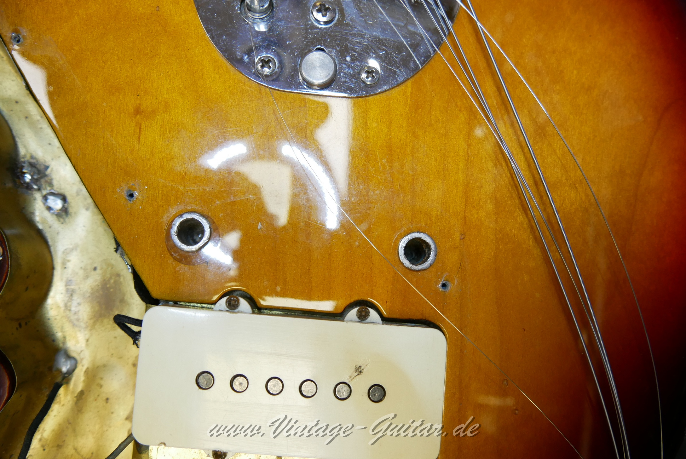 Fender_Jazzmaster_sunburst_refin_USA_1964-033.JPG