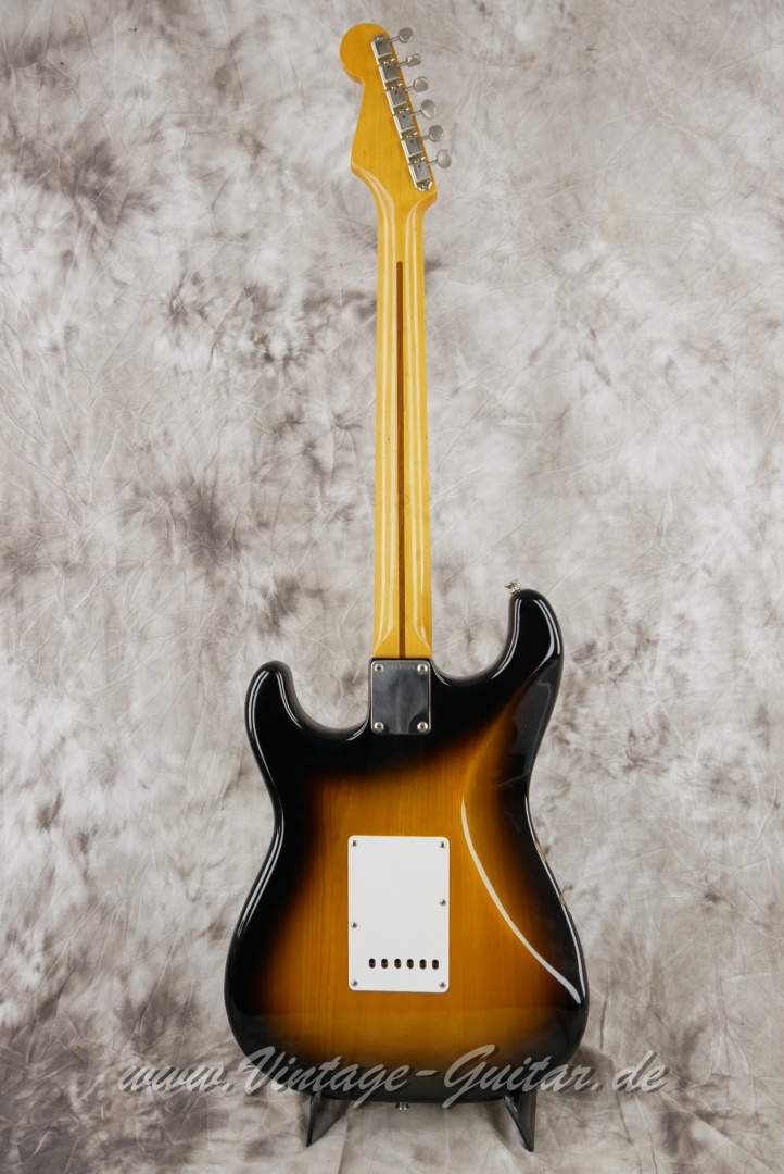 Fender-Squier-Stratocaster-1982-red-bottom-pickups-003.JPG