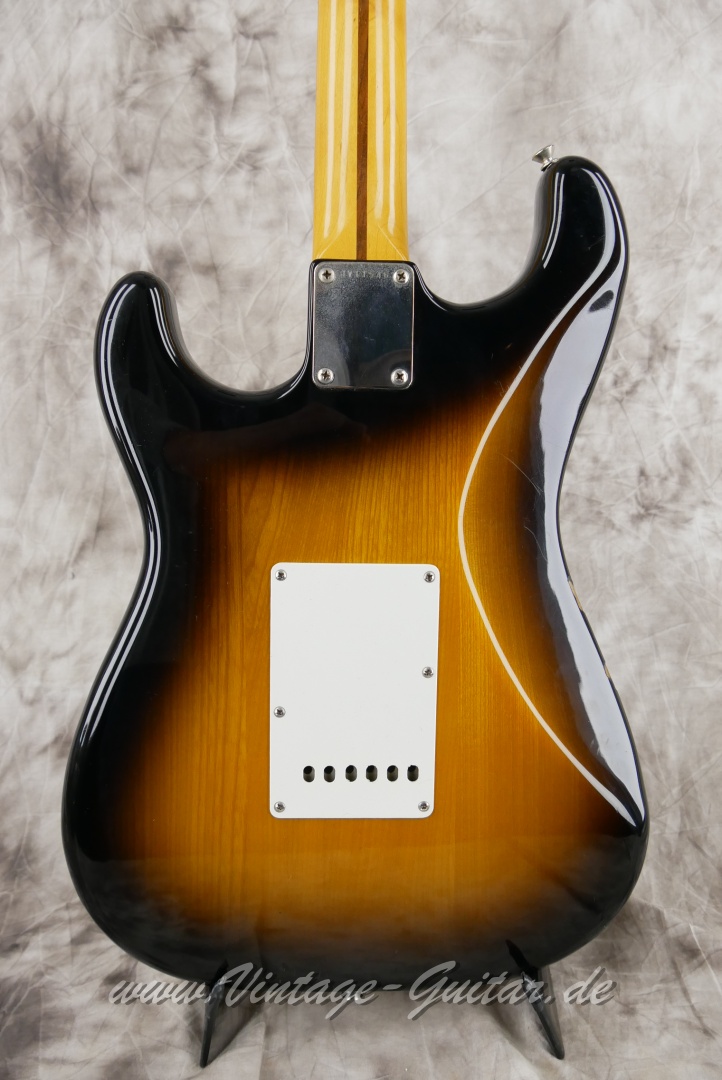 Fender-Squier-Stratocaster-1982-red-bottom-pickups-004.JPG