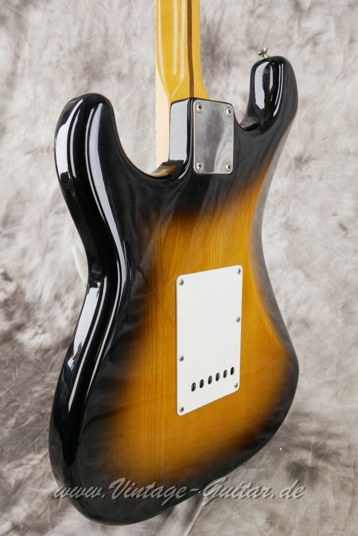 Fender-Squier-Stratocaster-1982-red-bottom-pickups-007.JPG