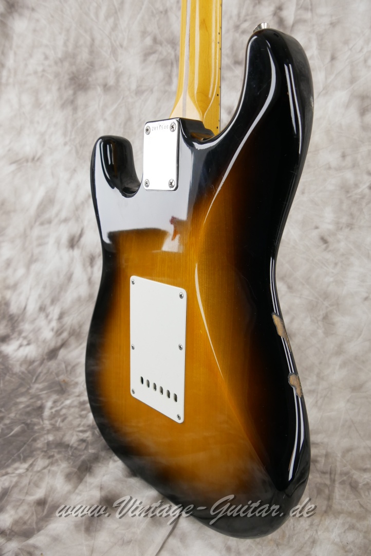 Fender-Squier-Stratocaster-1982-red-bottom-pickups-008.JPG