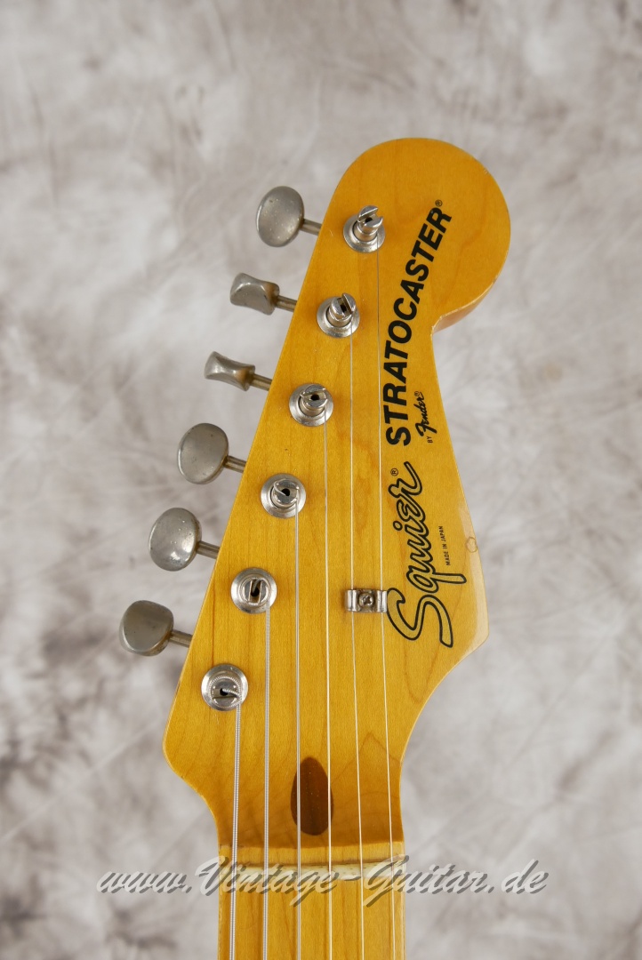 Fender-Squier-Stratocaster-1982-red-bottom-pickups-009.JPG