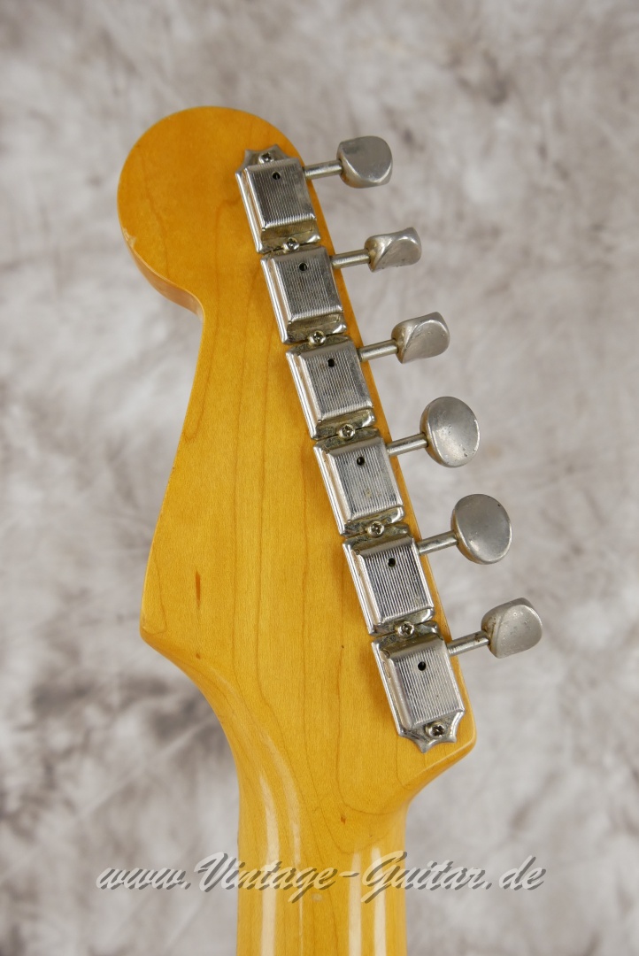 Fender-Squier-Stratocaster-1982-red-bottom-pickups-010.JPG