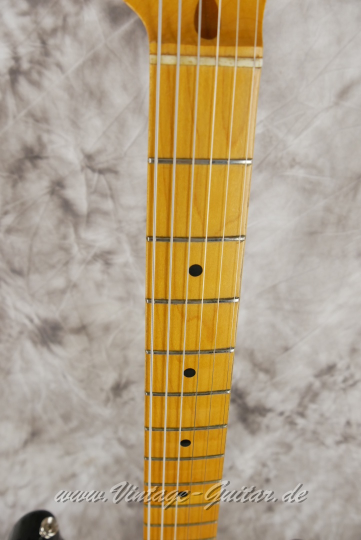 Fender-Squier-Stratocaster-1982-red-bottom-pickups-011.JPG