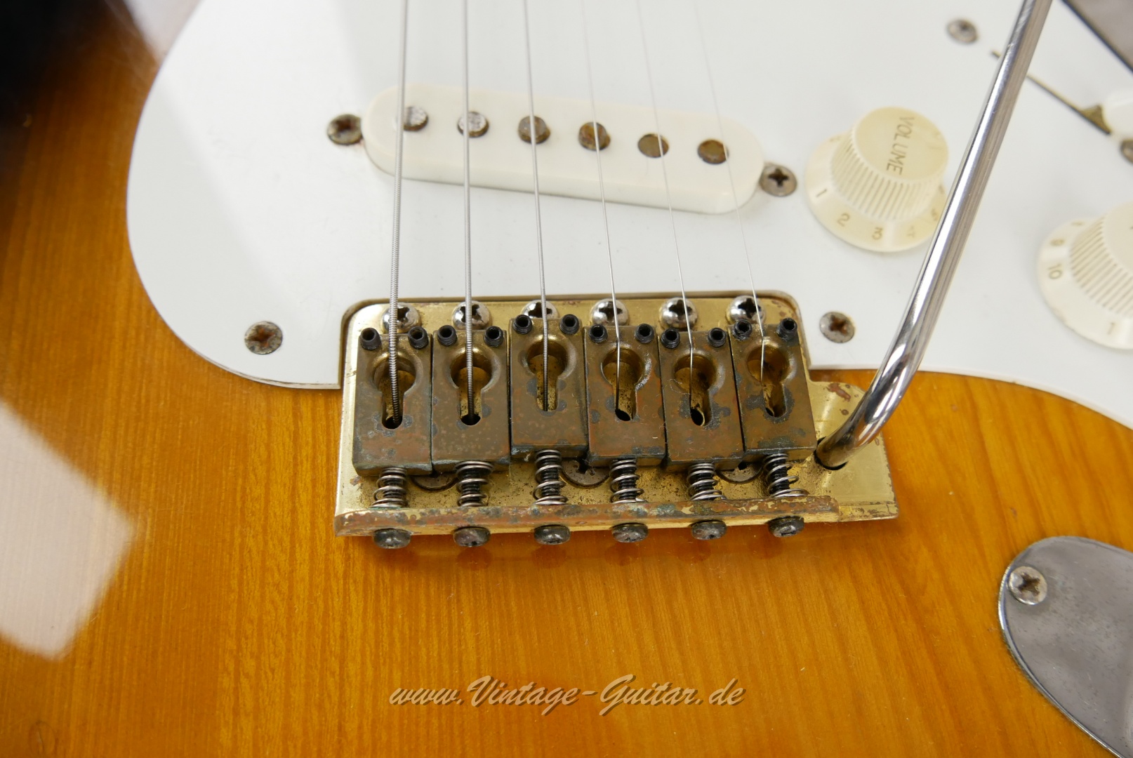 Fender-Squier-Stratocaster-1982-red-bottom-pickups-013.JPG