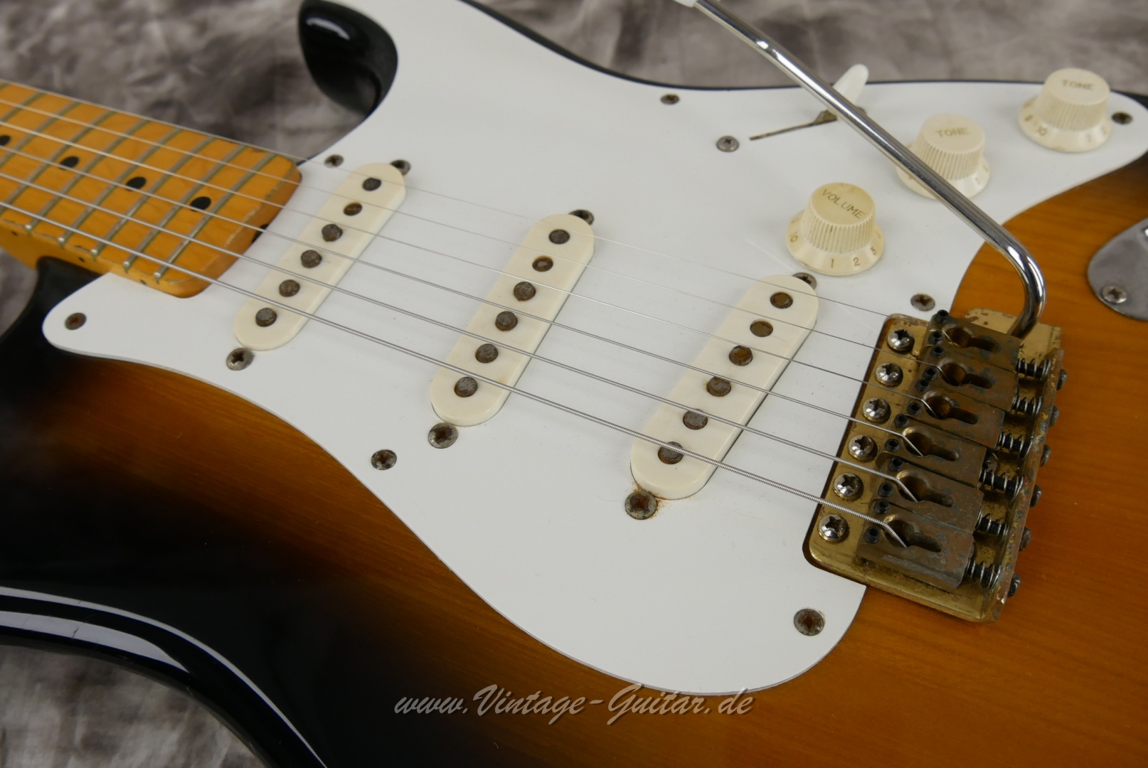 Fender-Squier-Stratocaster-1982-red-bottom-pickups-014.JPG