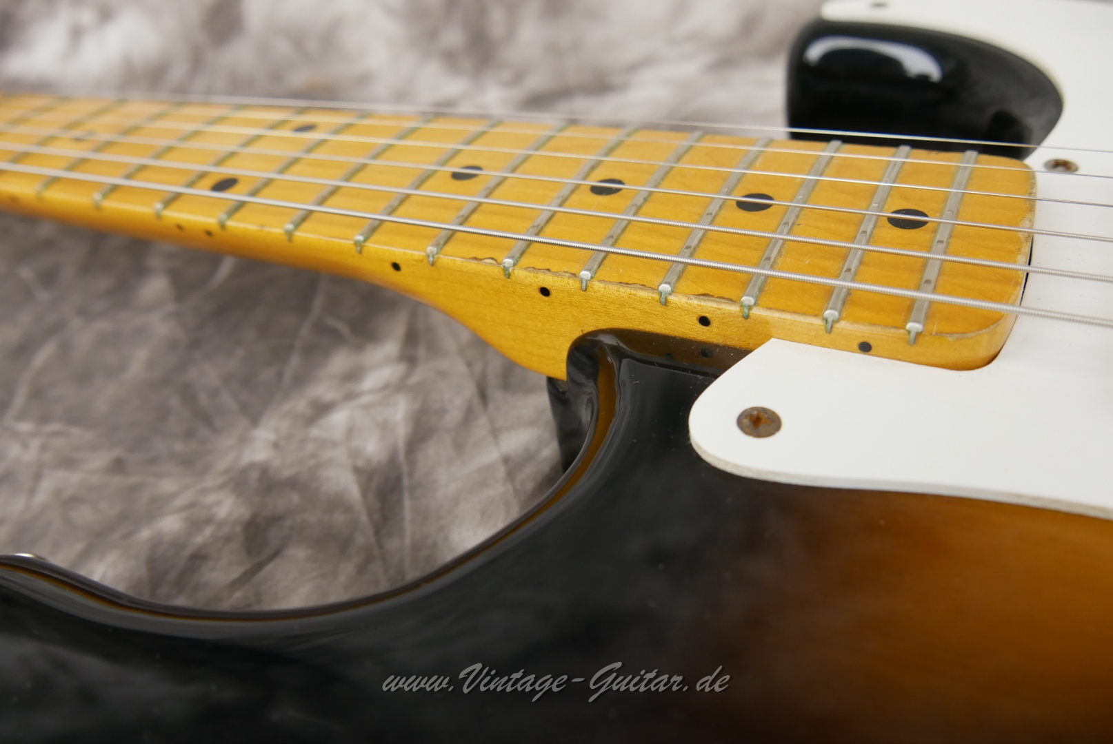 Fender-Squier-Stratocaster-1982-red-bottom-pickups-015.JPG