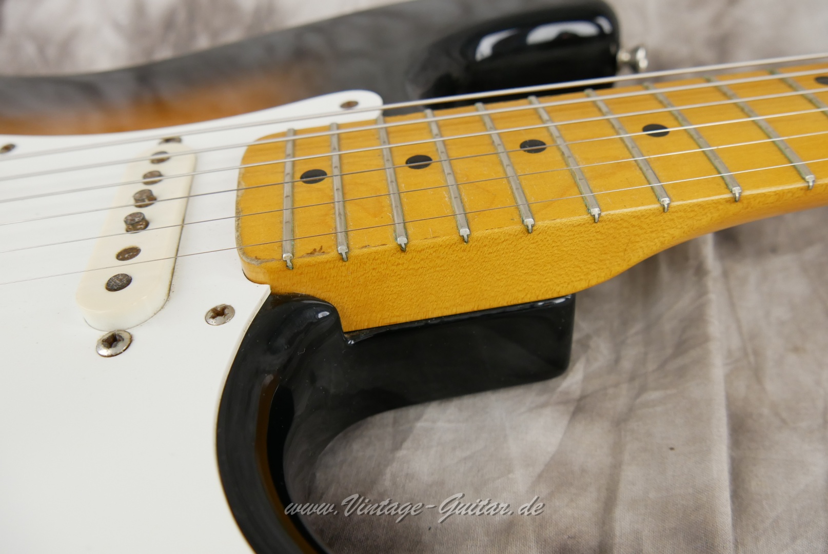 Fender-Squier-Stratocaster-1982-red-bottom-pickups-017.JPG