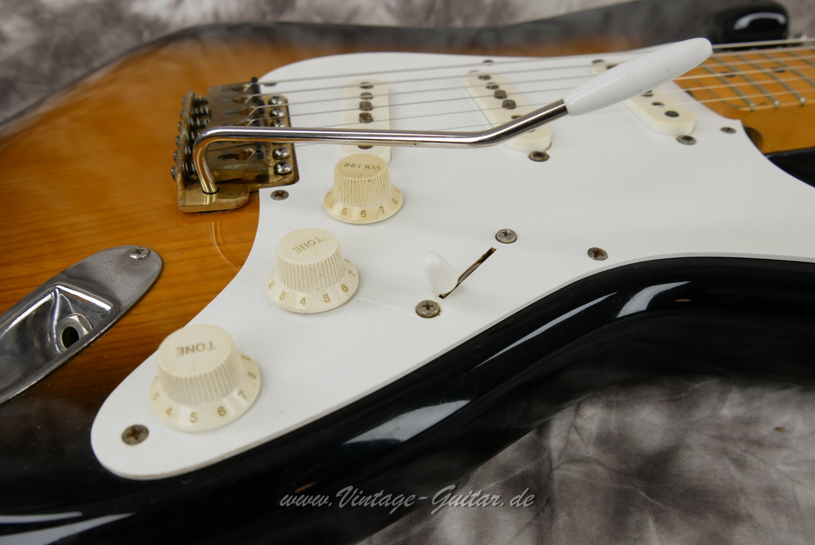Fender-Squier-Stratocaster-1982-red-bottom-pickups-018.JPG