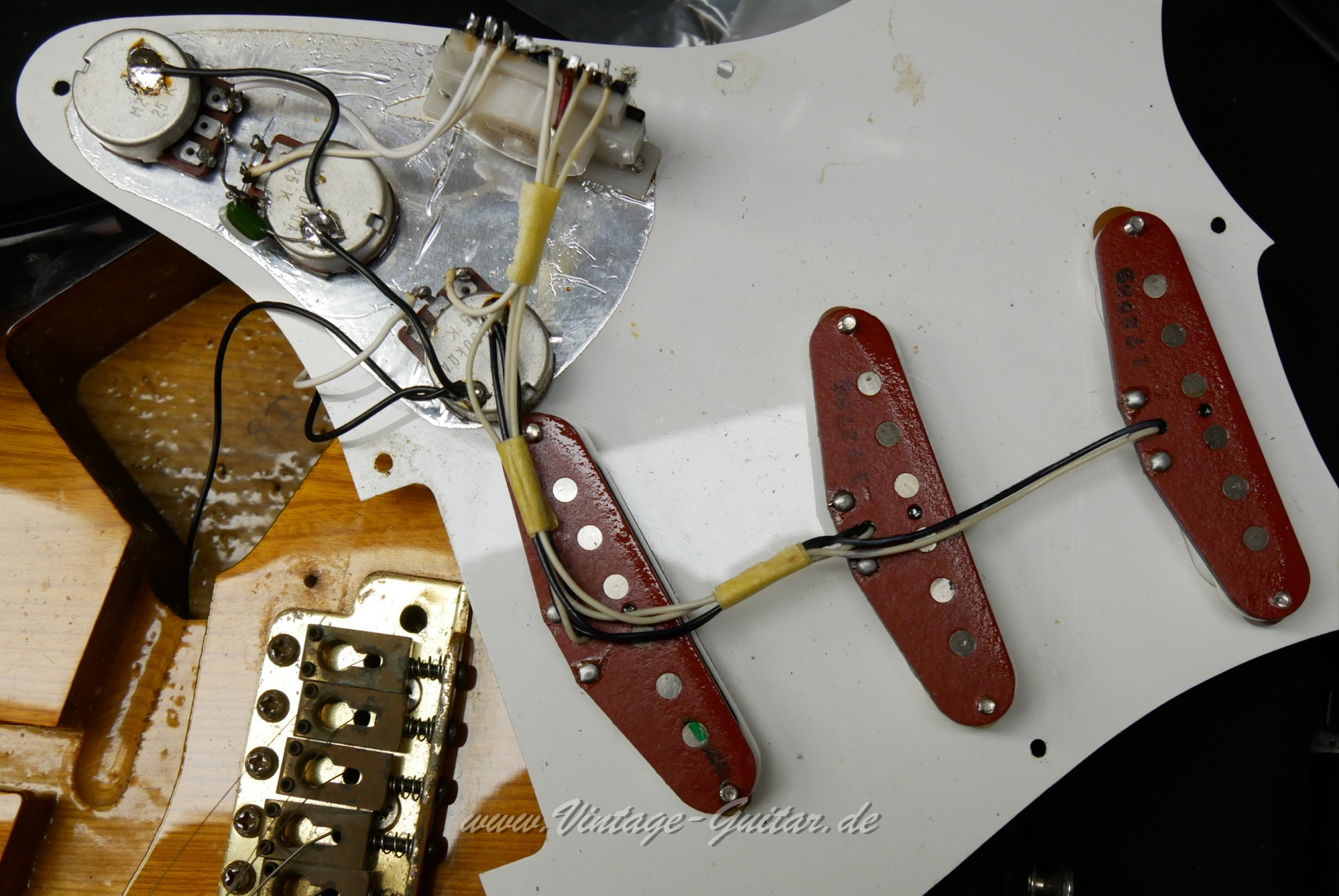 Fender-Squier-Stratocaster-1982-red-bottom-pickups-020.JPG