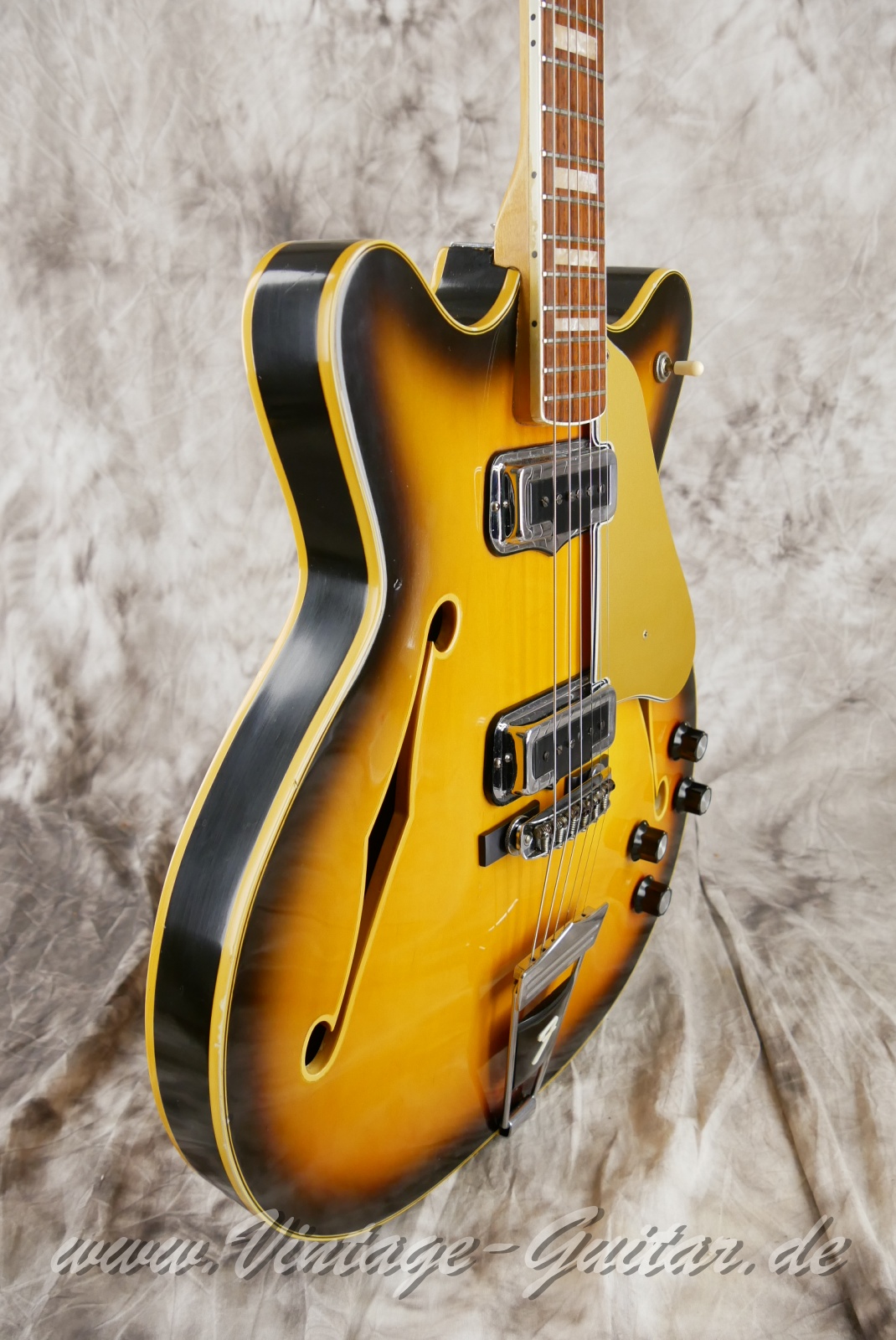 Fender-Coronado-II-1966-USA-sunburst-009.jpg