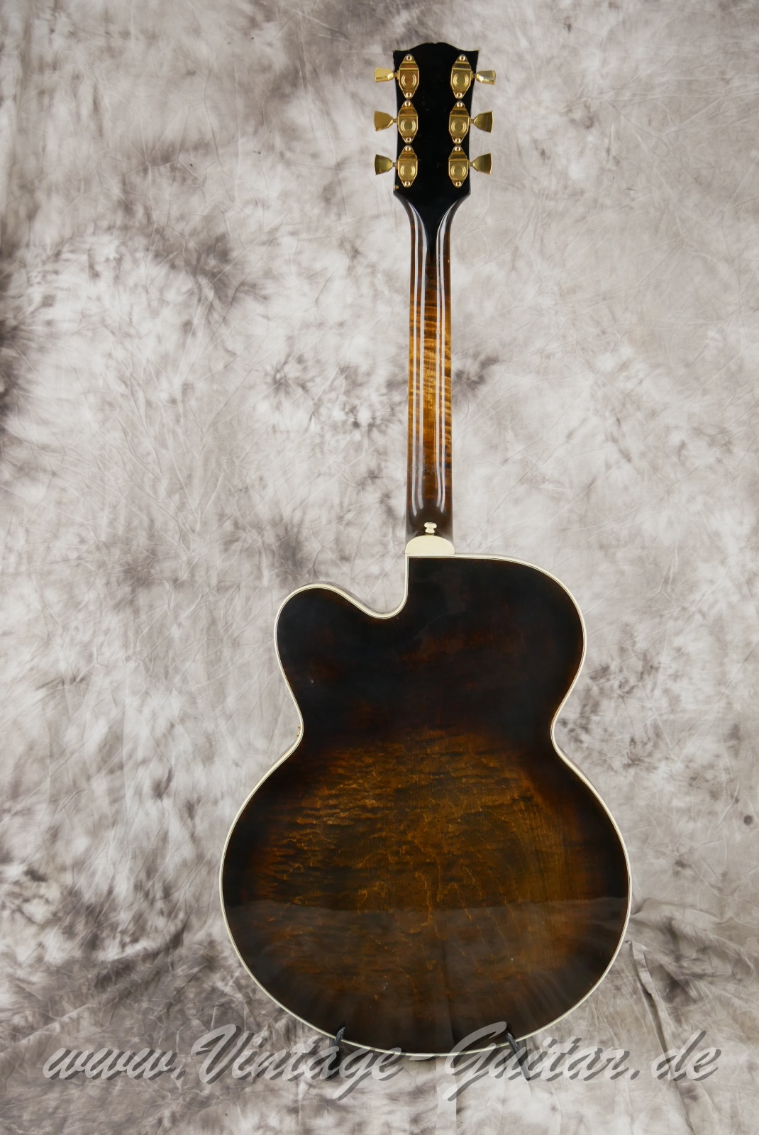 Gibson_Byrdland_venetian_cutaway_walnut_1969-002.JPG