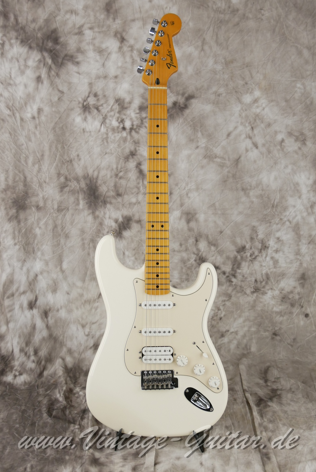 Fender-Standard-Stratocaster-MIM-2009-white-001.jpg