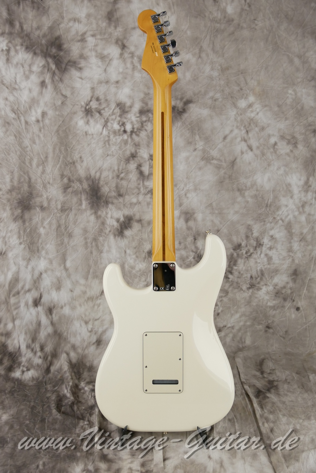 Fender-Standard-Stratocaster-MIM-2009-white-002.jpg