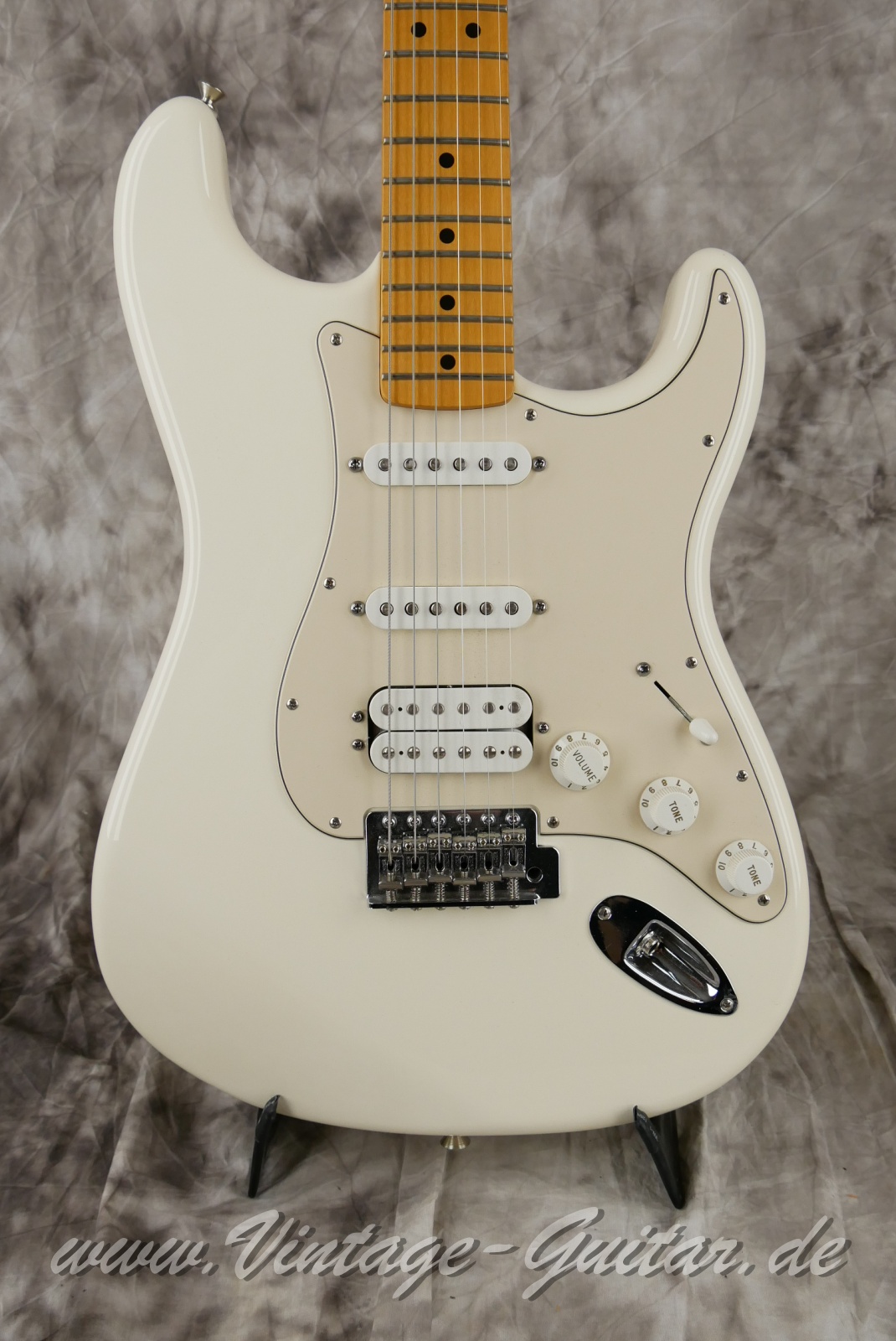 Fender-Standard-Stratocaster-MIM-2009-white-007.jpg