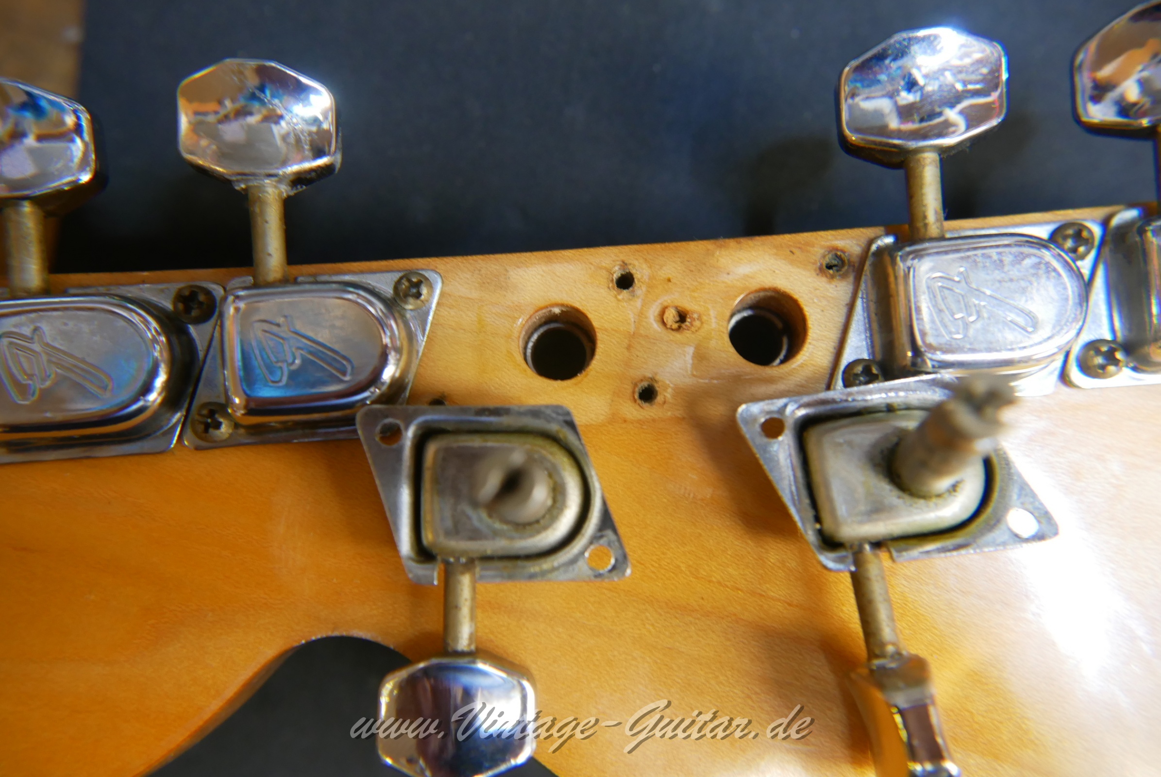 Fender_Stratocaster_sunburst_4hole_1971-013.JPG