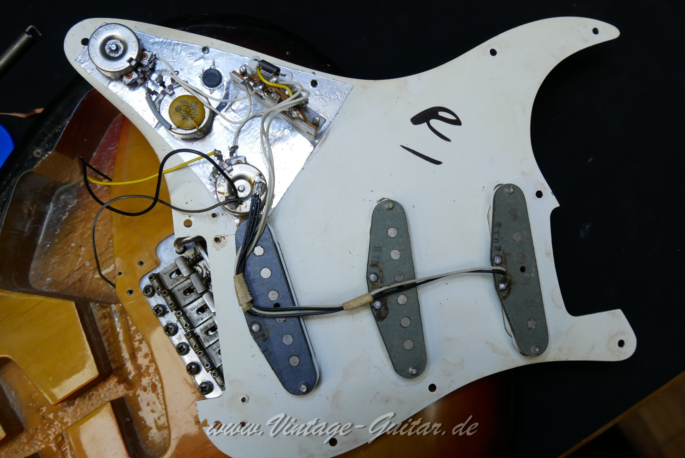 Fender_Stratocaster_sunburst_4hole_1971-018.JPG