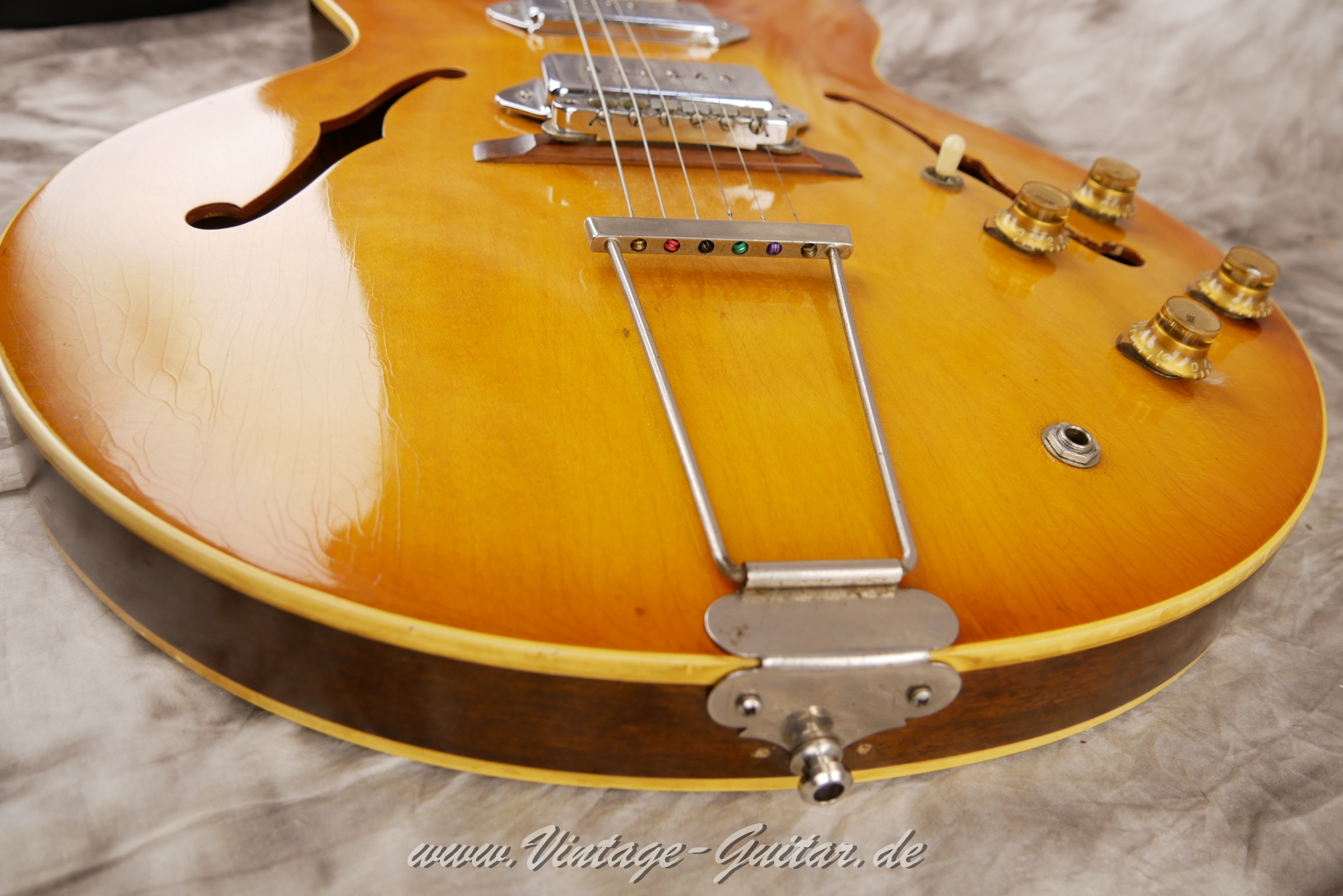 Gibson-ES-330-TD-1967-ice-tea-sunburst-017.JPG