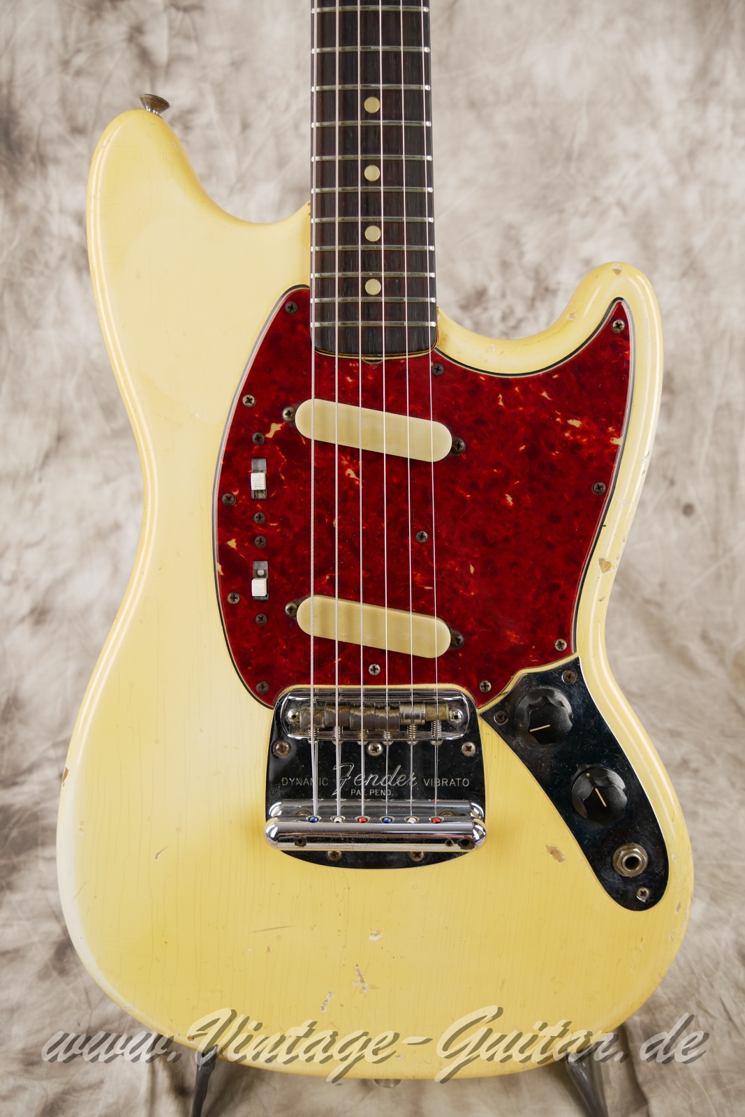 Fender_Mustang_olympic_white_1965-007.JPG