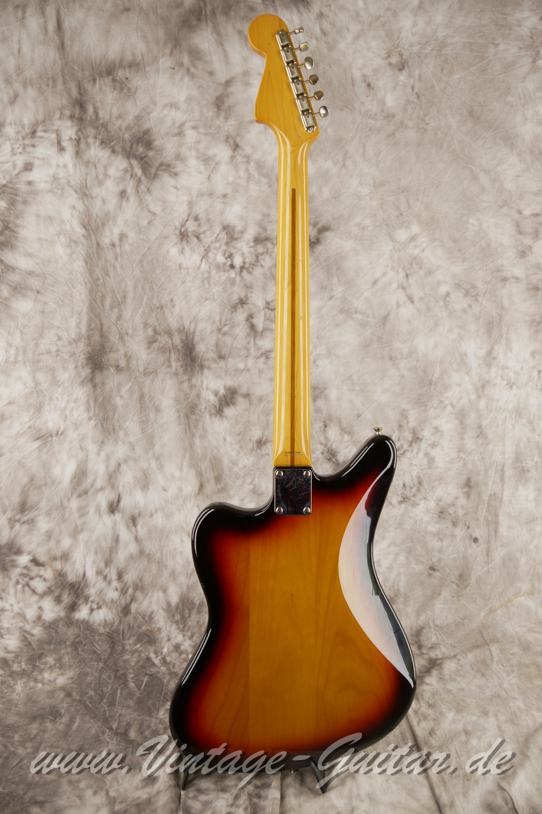 Fender_Jaguar_Baritone_Custom_Japan_sunburst_1993-002.JPG