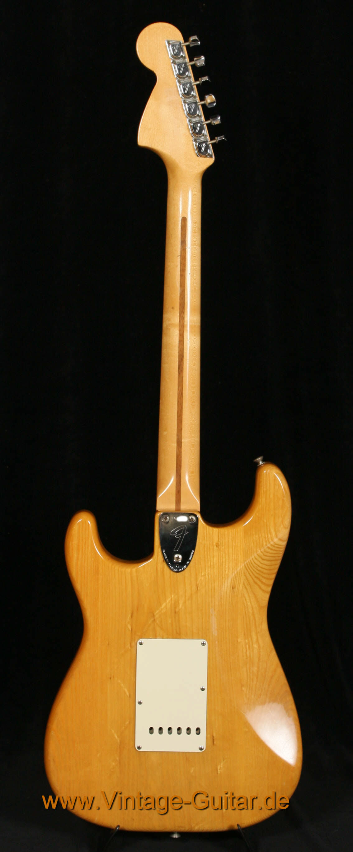 Fender_Stratocaster_1972_natural_back.jpg