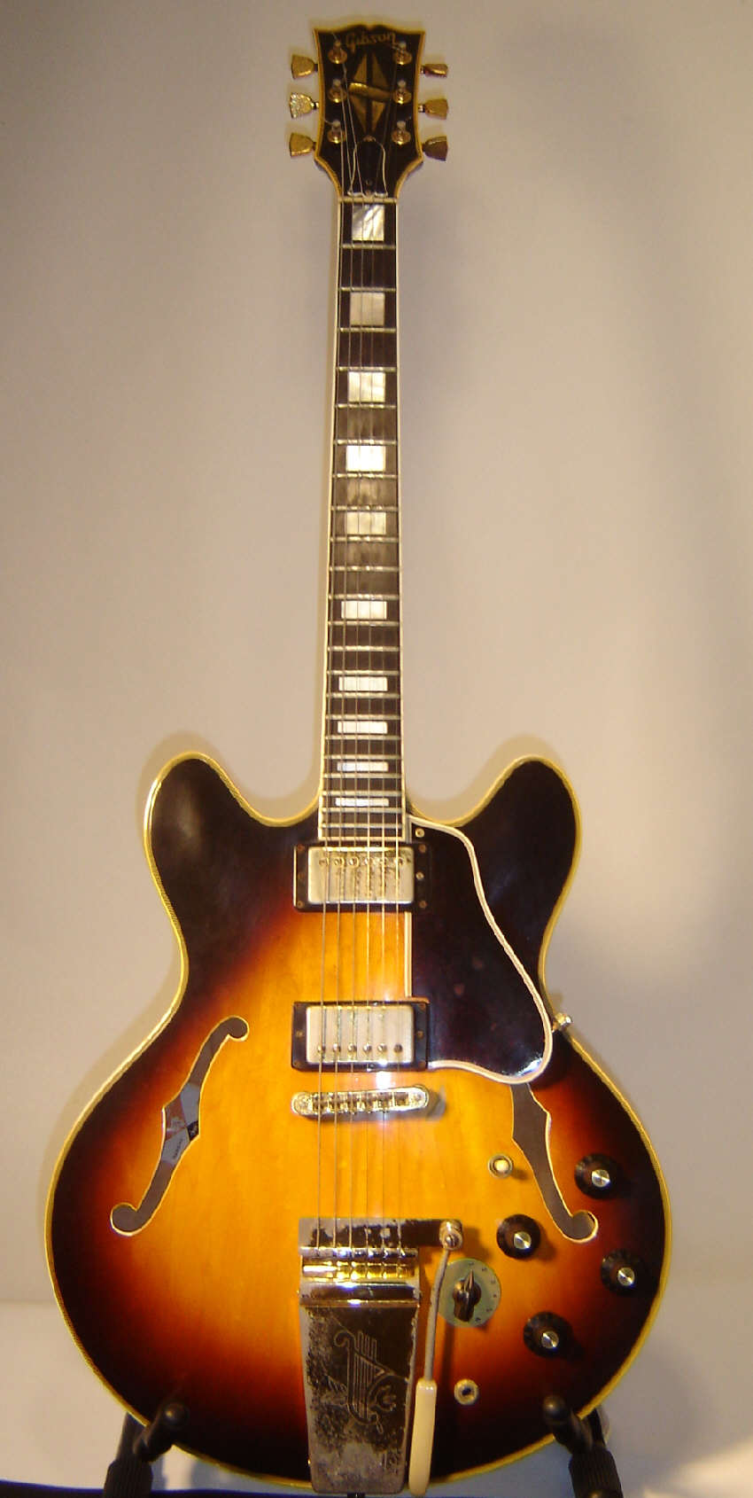 Gibson_ES-355_TD_1978_sunburst.jpg