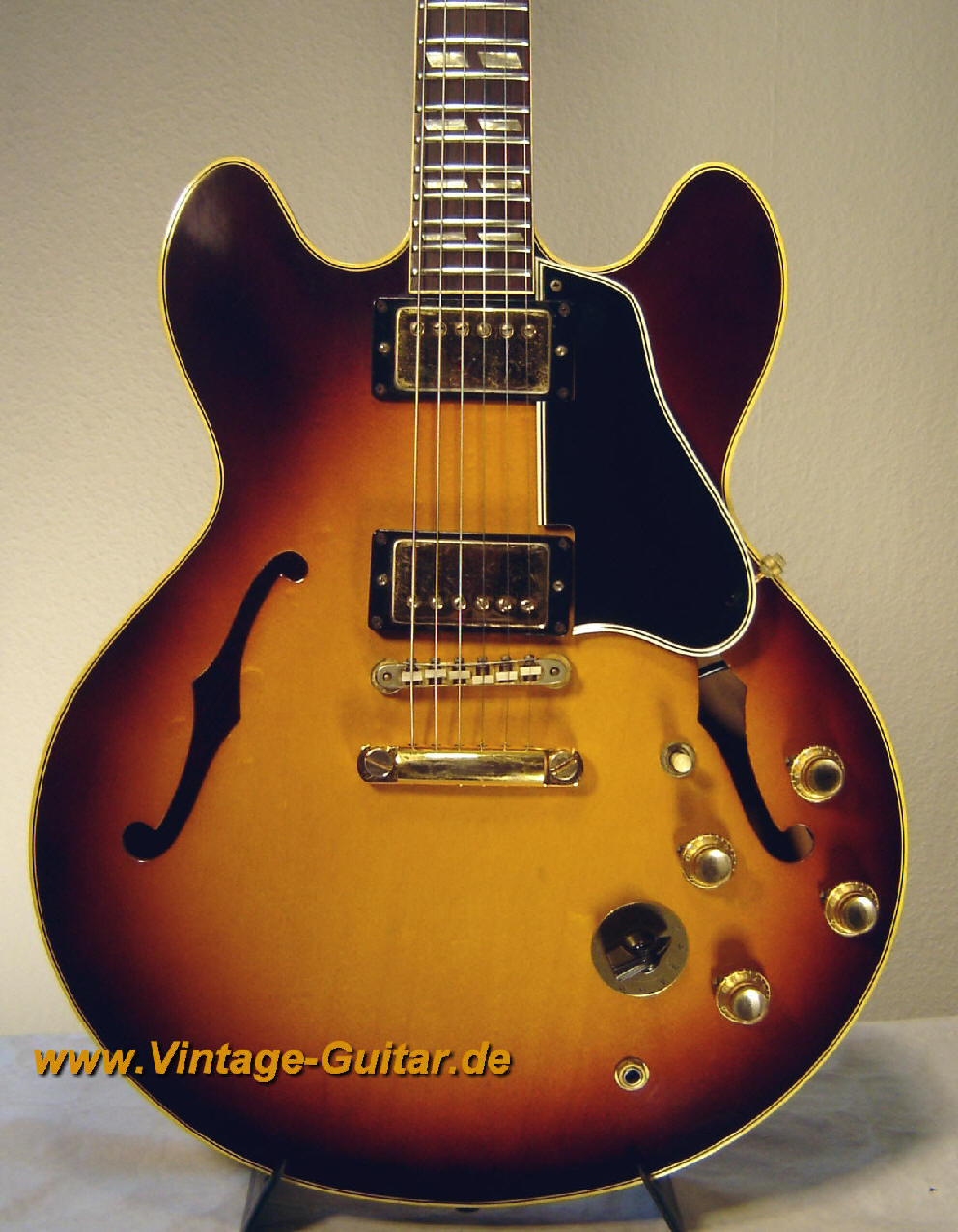 Gibson_ES-345_1965_sunburst_Front.jpg