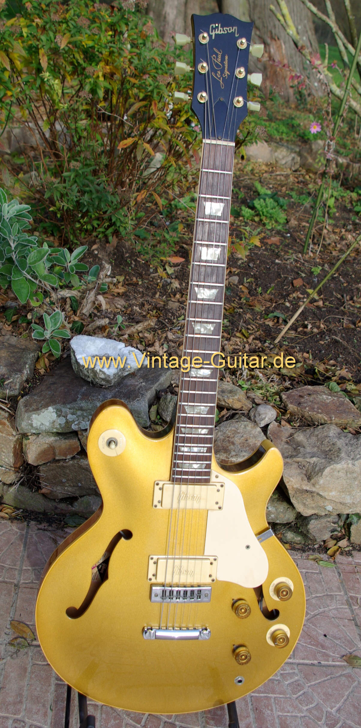 Gibson-Les-Paul-Signature-1975-a.jpg