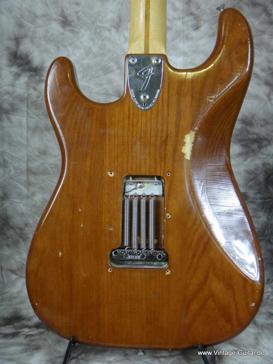 Fender-Stratocaster_1977_walnut_003.JPG