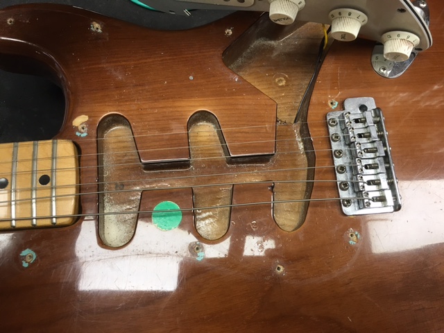 Fender-Stratocaster_1977_walnut_006.JPG
