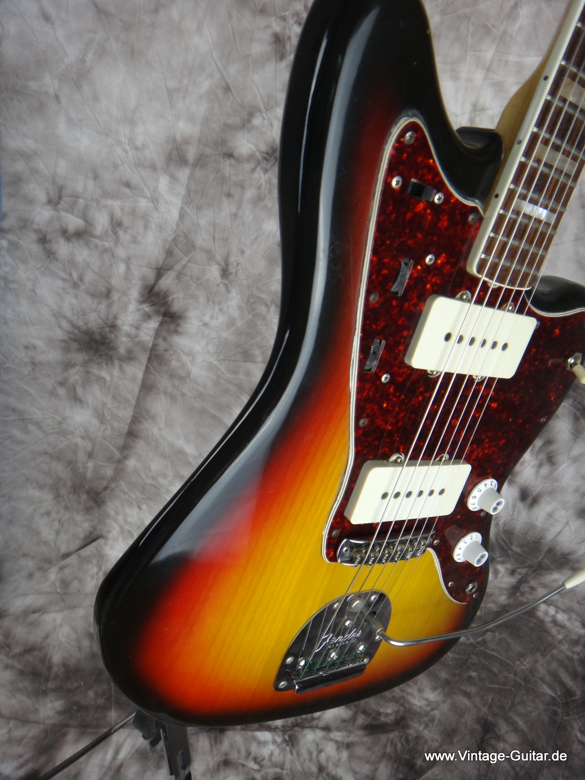 Fender_Jazzmaster-1977_sunburst-014.JPG