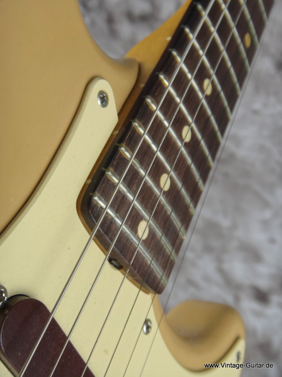 Fender_Musicmaster-1959-desert-sand-006.JPG