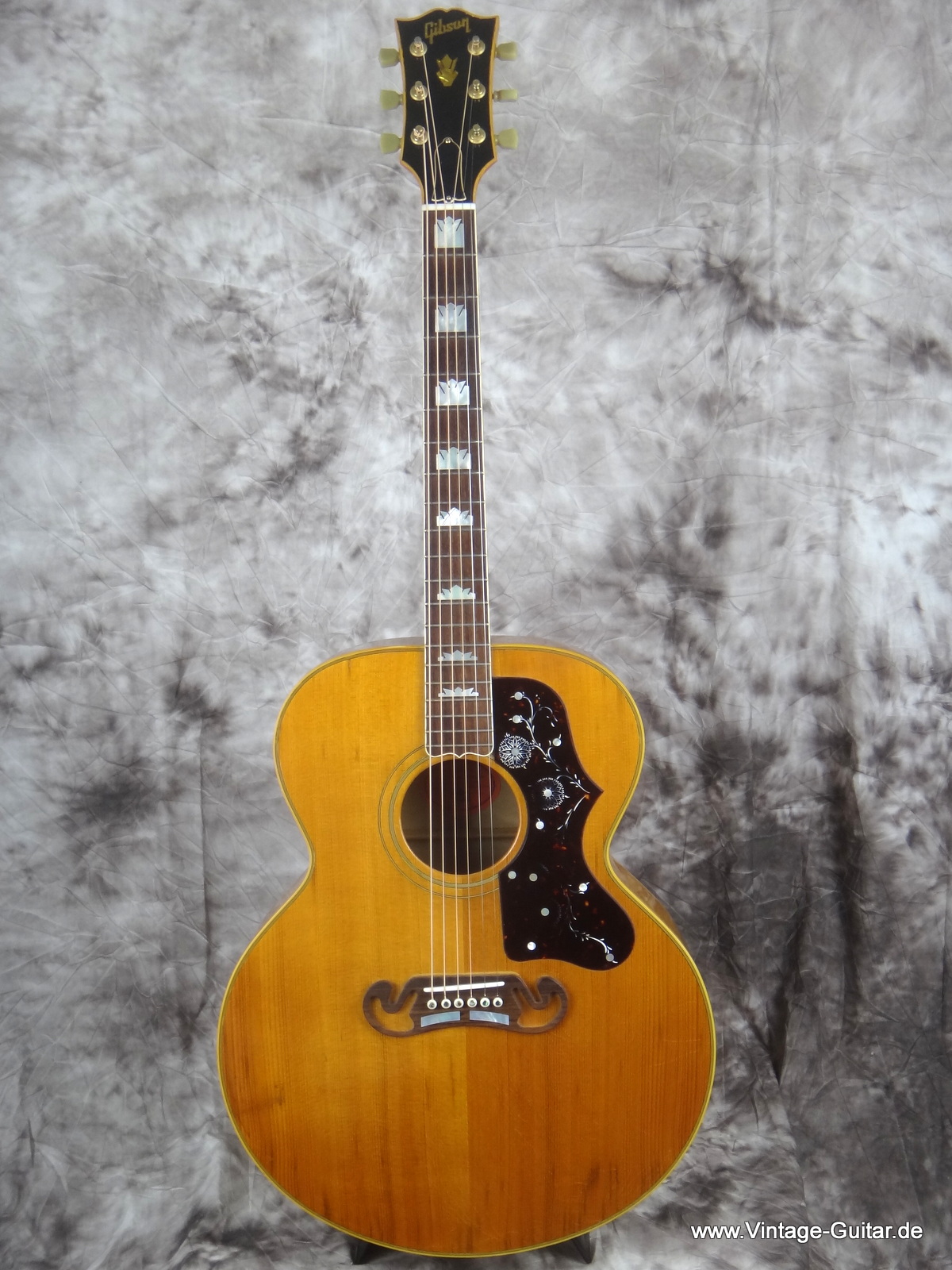 Gibson_J-200-natural-1996-001.JPG