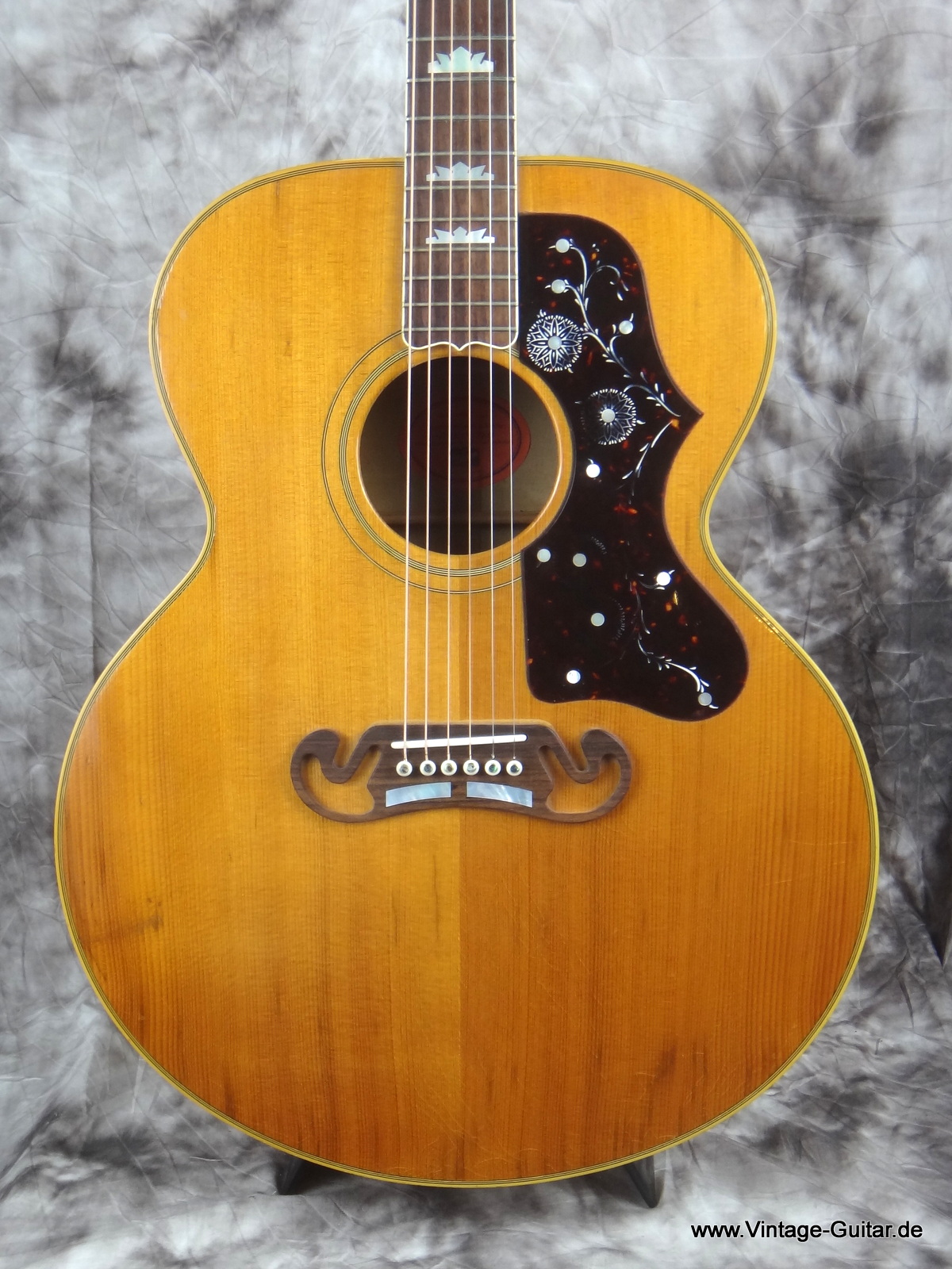 Gibson_J-200-natural-1996-002.JPG