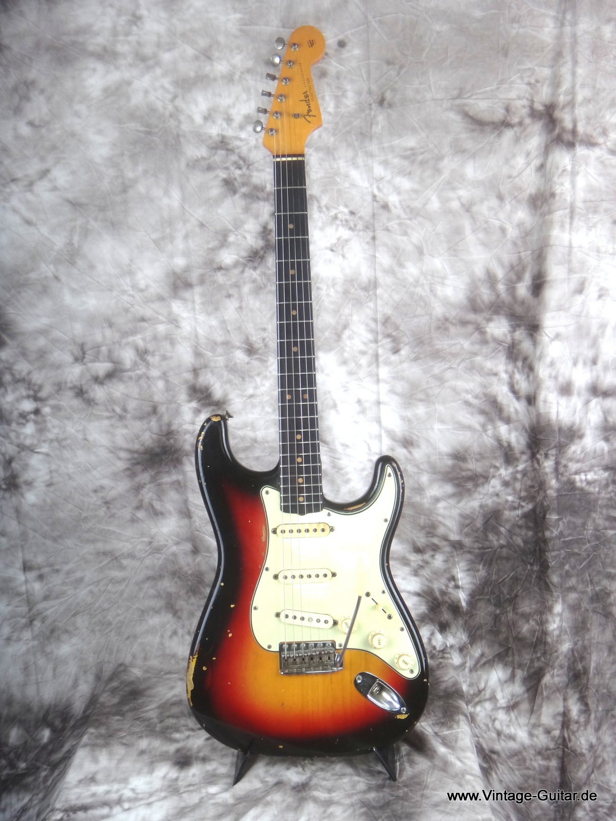 Fender_Stratocaster-1964_sunburst-all-original-001.JPG