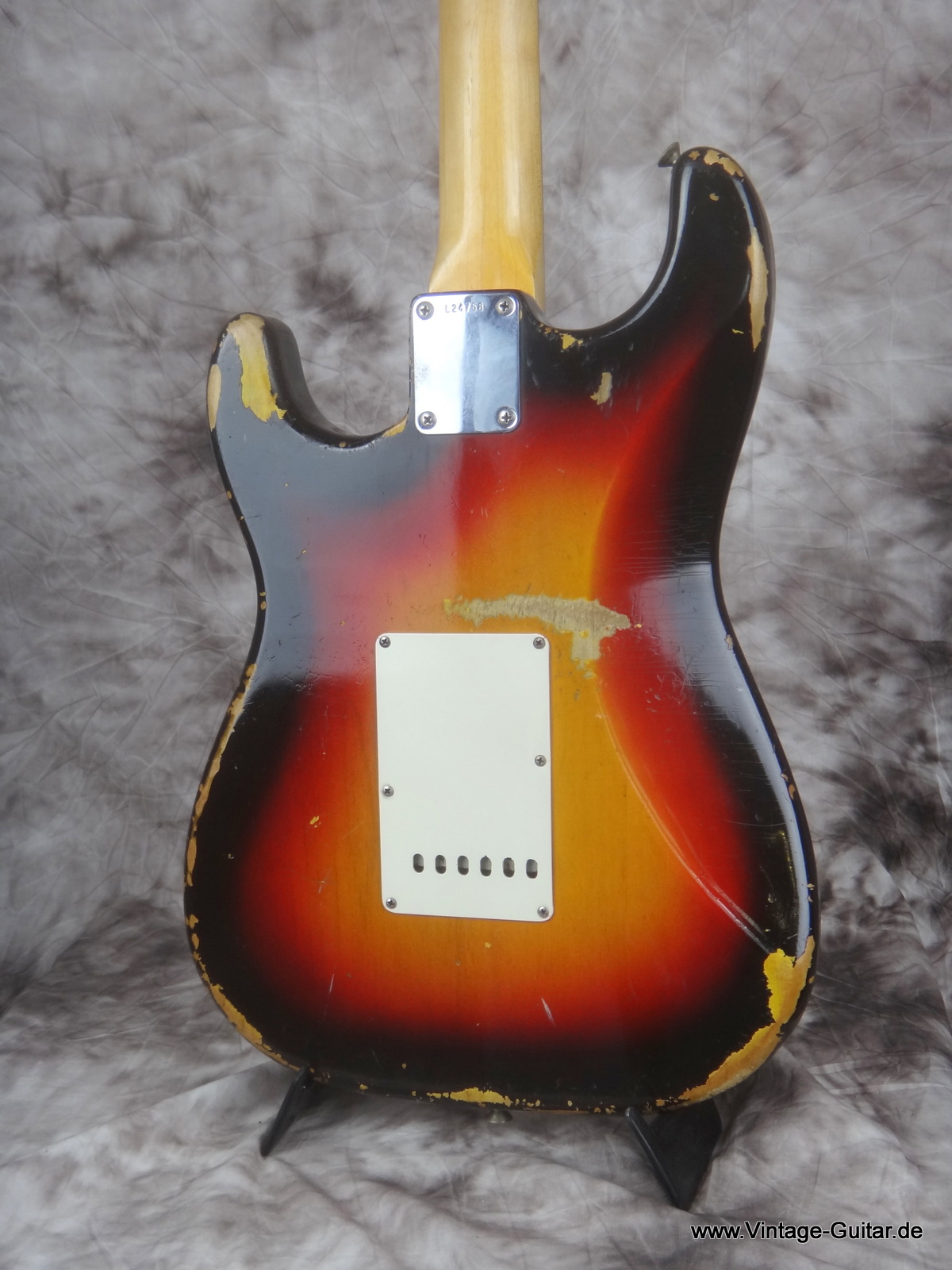Fender_Stratocaster-1964_sunburst-all-original-002.JPG