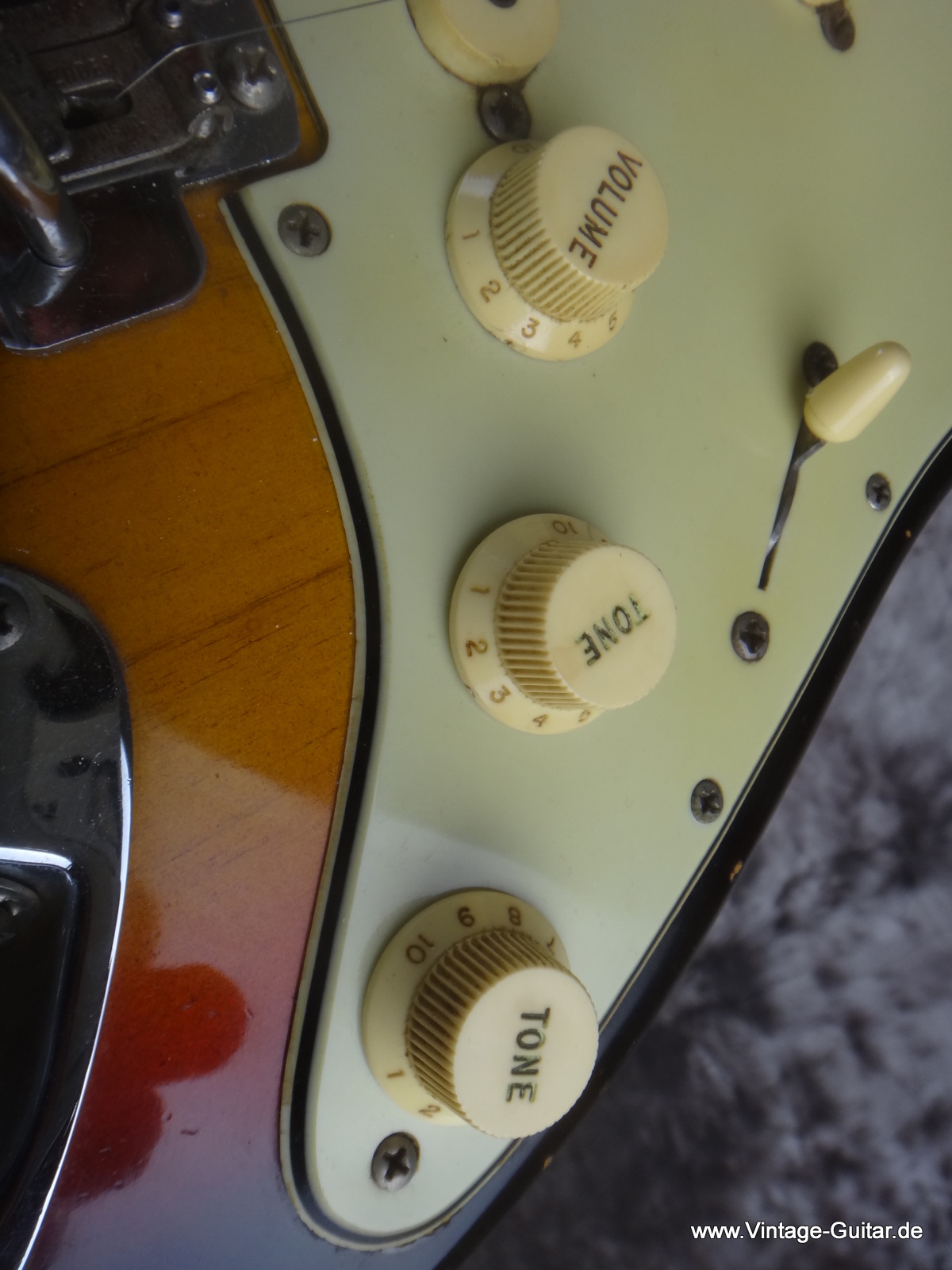 Fender_Stratocaster-1964_sunburst-all-original-006.JPG