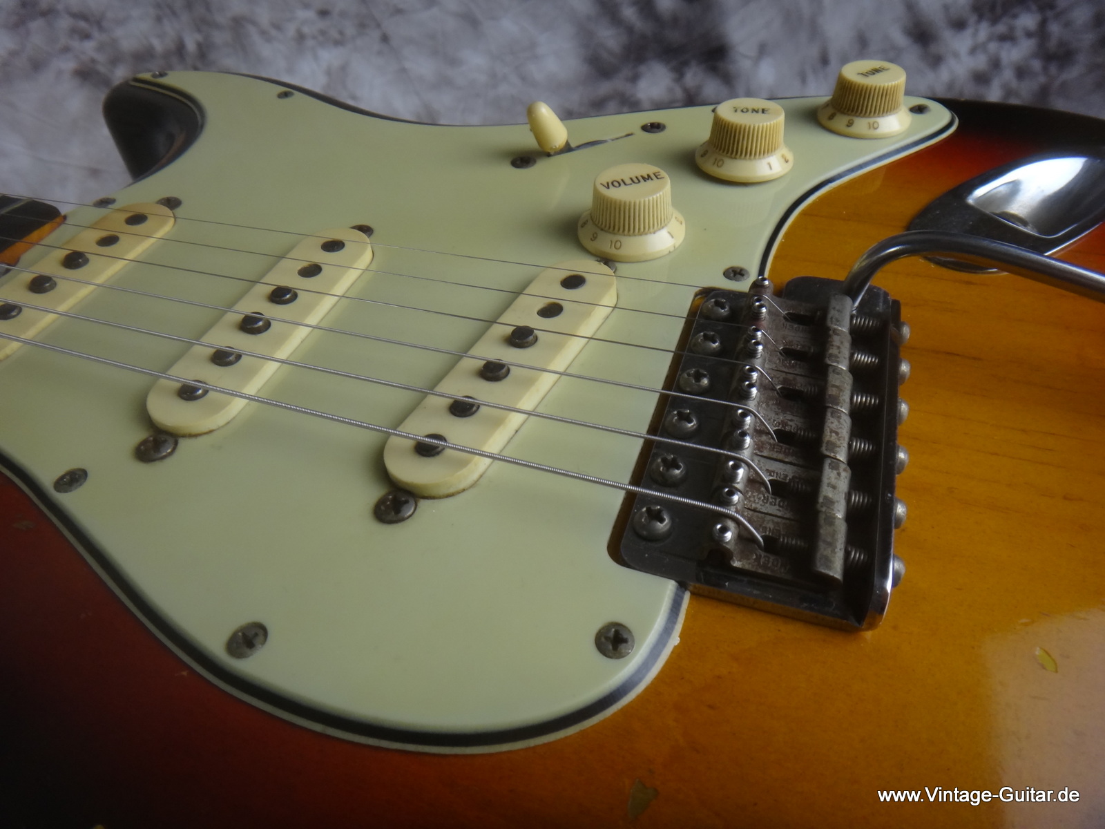 Fender_Stratocaster-1964_sunburst-all-original-007.JPG