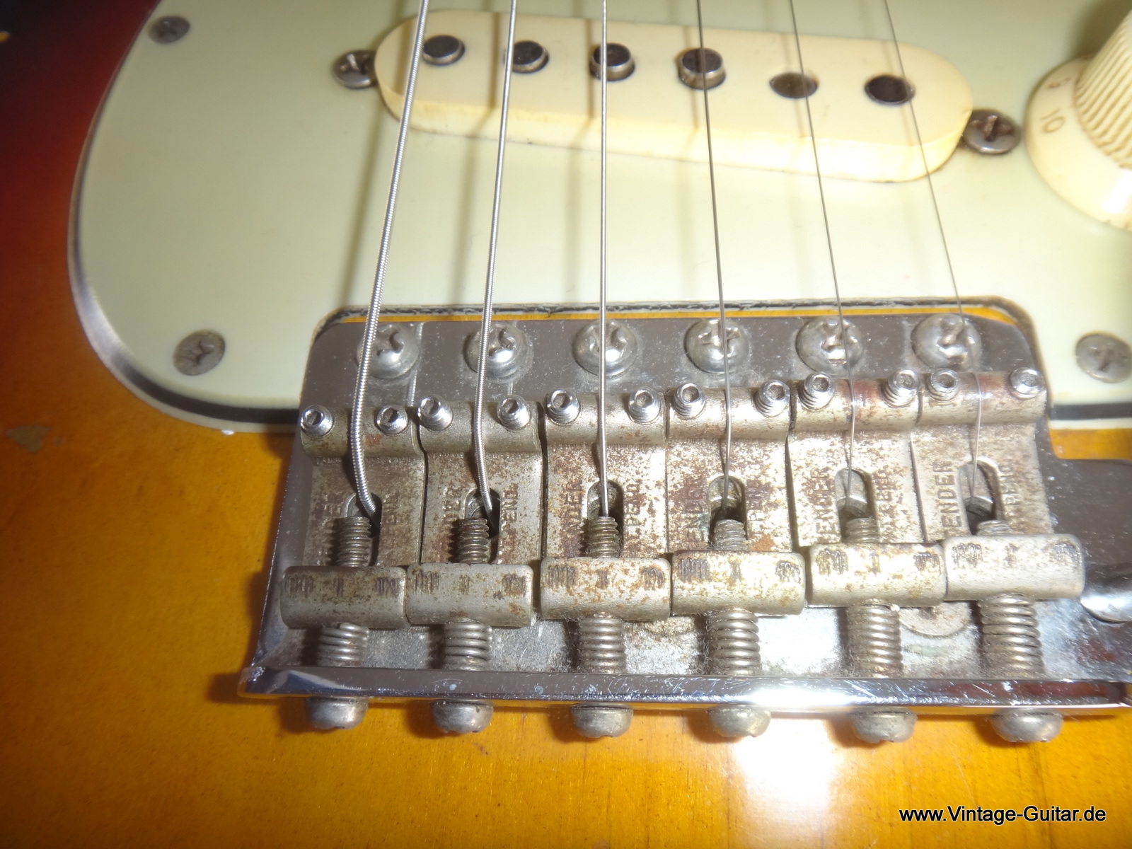 Fender_Stratocaster-1964_sunburst-all-original-008.JPG