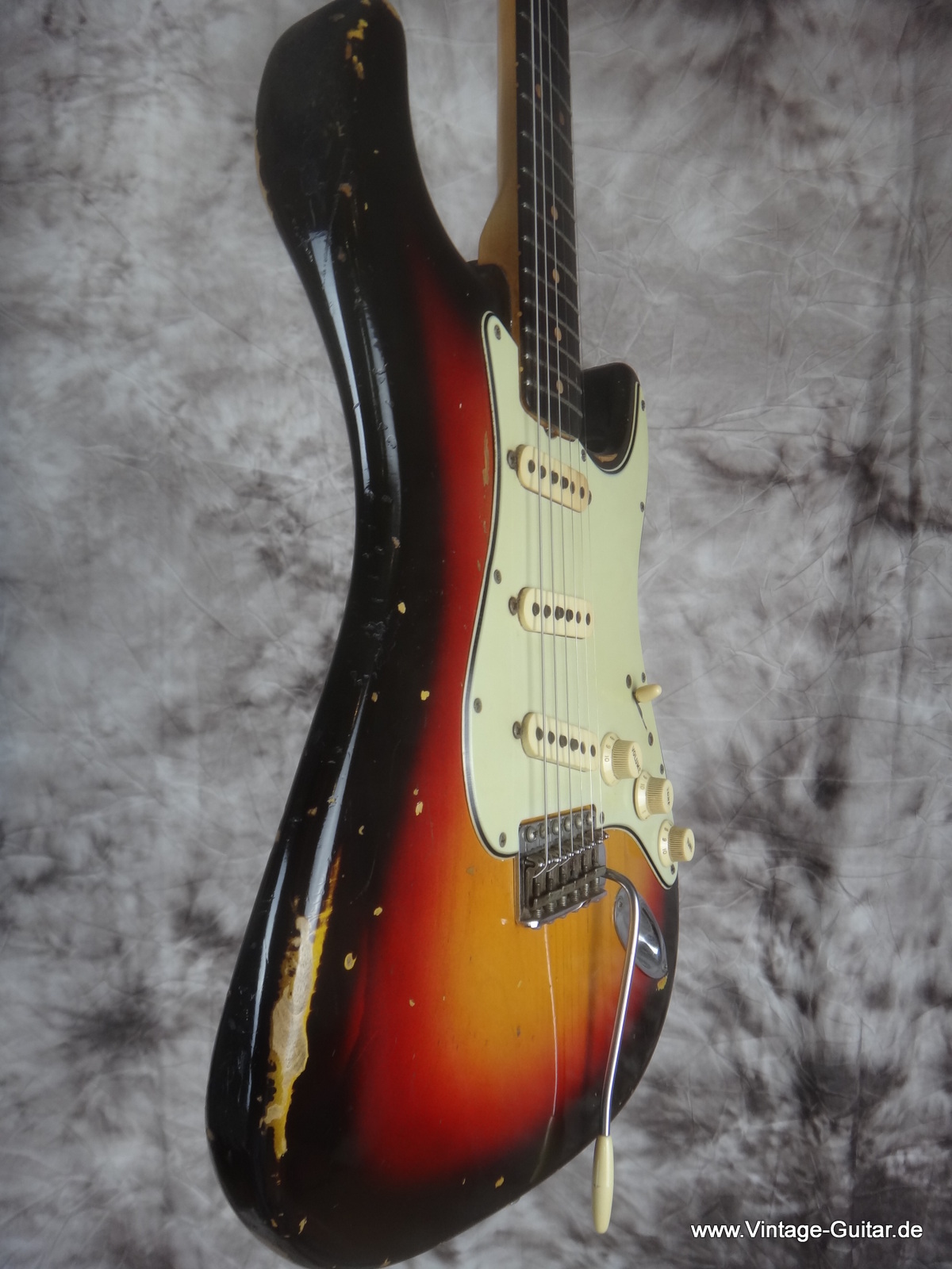 Fender_Stratocaster-1964_sunburst-all-original-035.JPG