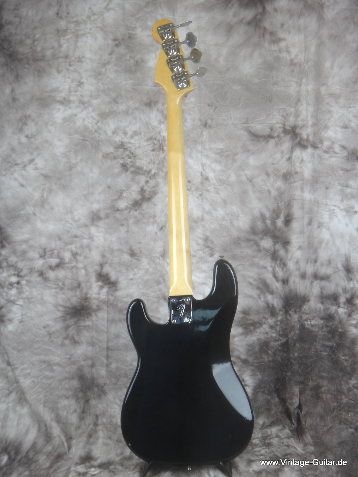 Fender_Precison-Bass_black-1974-003.JPG