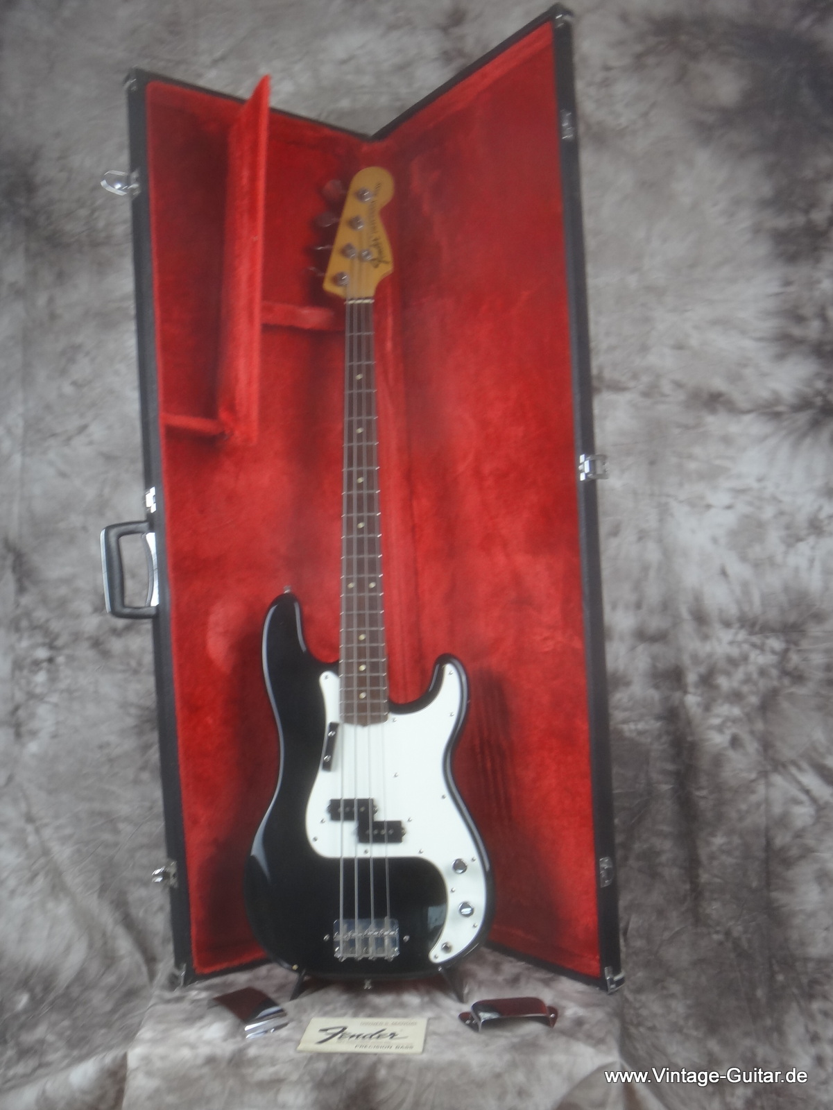 Fender_Precison-Bass_black-1974-008.JPG