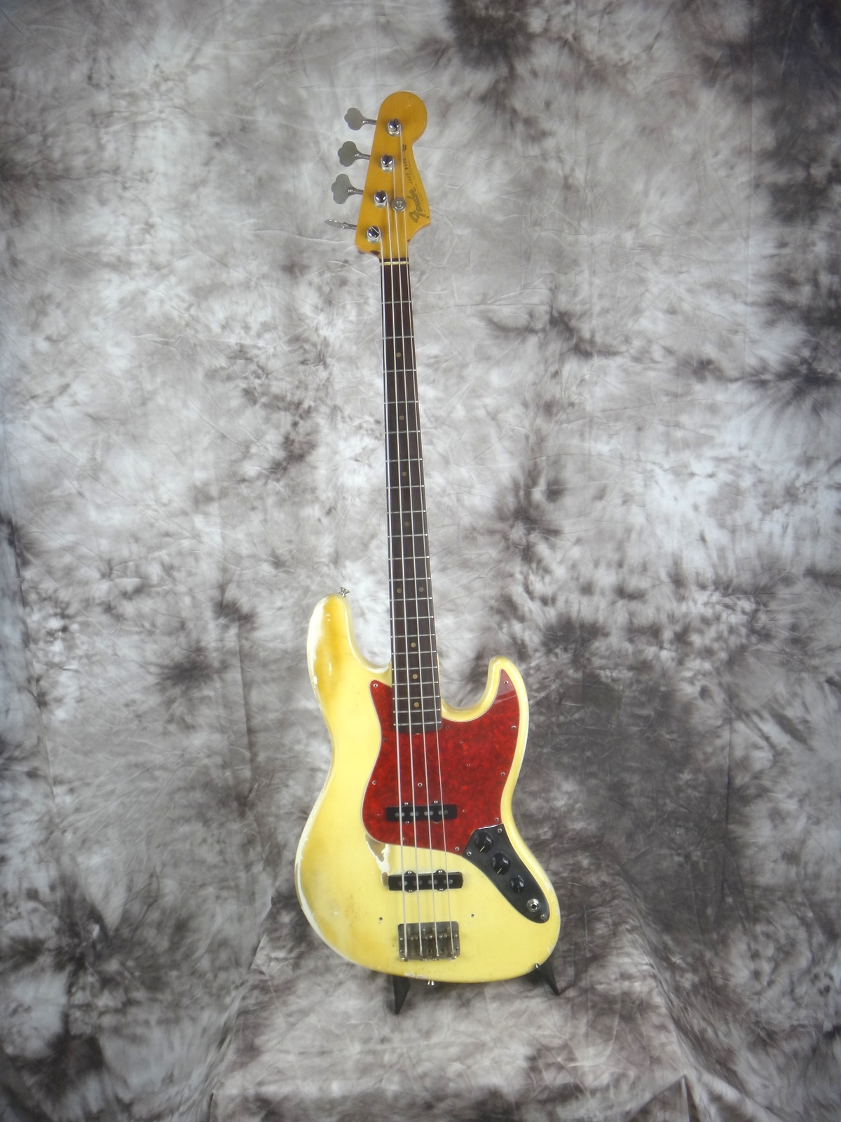 Fender_Jazzbass-1964_Olympic-White-Refinish-001.JPG