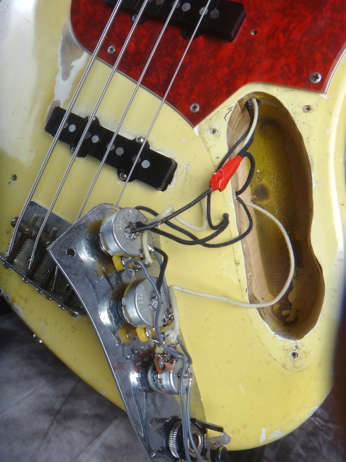 Fender_Jazzbass-1964_Olympic-White-Refinish-011.JPG