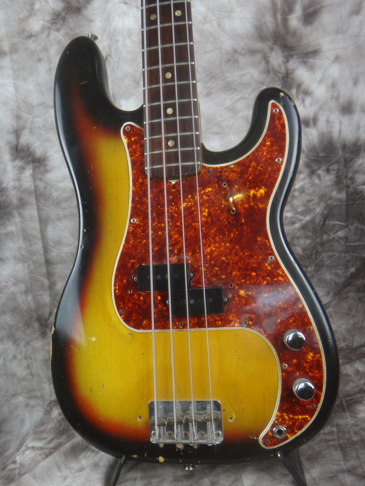 Fender_Precision-Bass_1966-sunburst-002.JPG