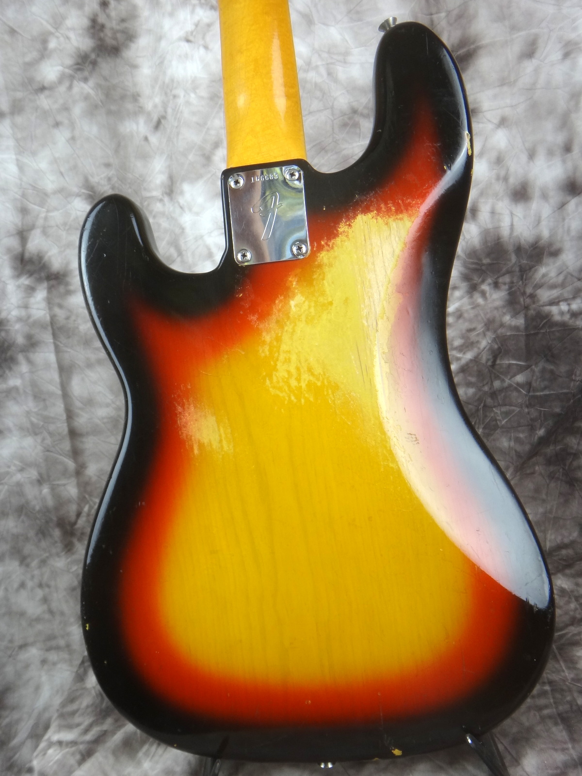 Fender_Precision-Bass_1966-sunburst-005.JPG