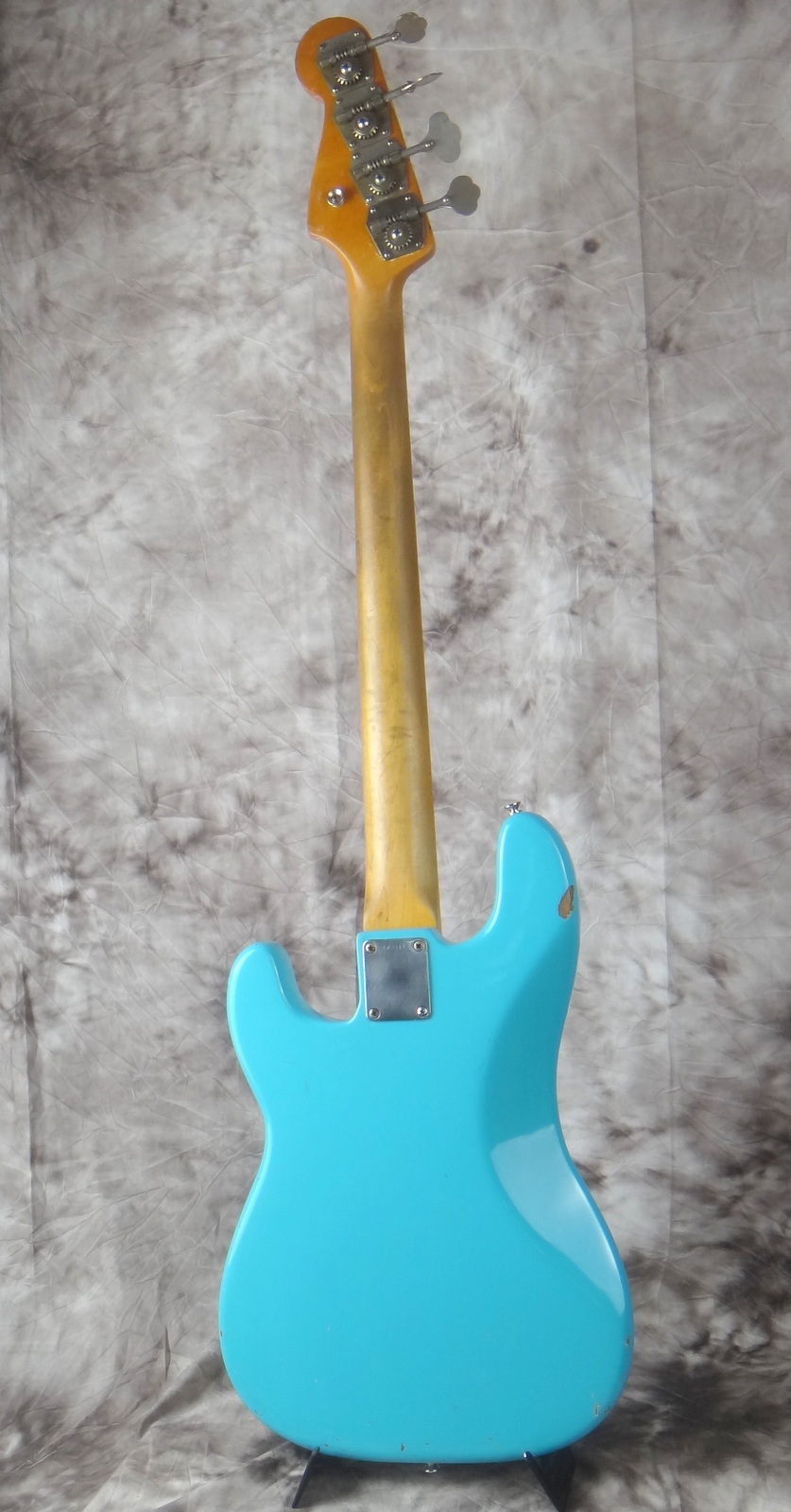 Fender-Precision-Bass_Refinished-blue_1965-002.JPG