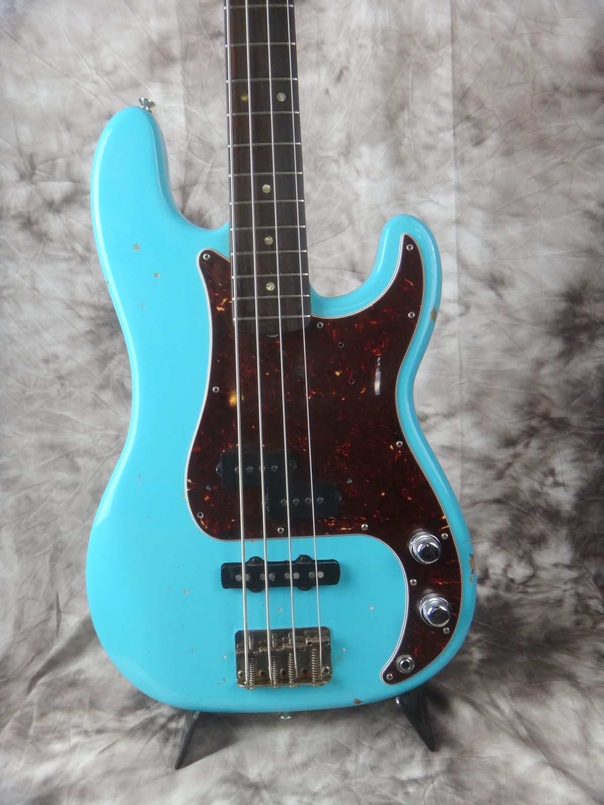 Fender-Precision-Bass_Refinished-blue_1965-003.JPG