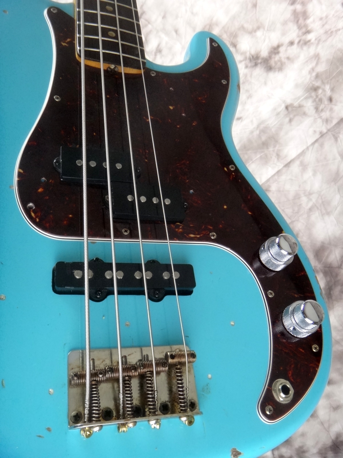 Fender-Precision-Bass_Refinished-blue_1965-006.JPG